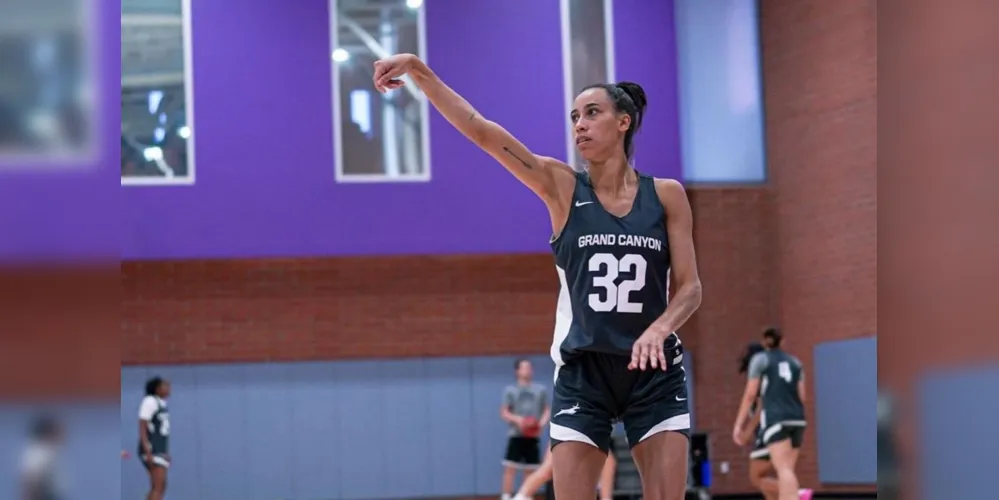 A jogadora já atuou na NCAA Women's College Basketball, pela Grand Canyon University, dos Estados Unidos.