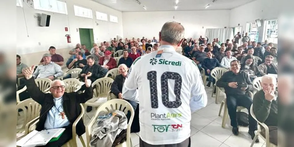 Nas redes sociais da Diocese, a assessoria publicou sobre o fato, “camisa de artilheiro”.