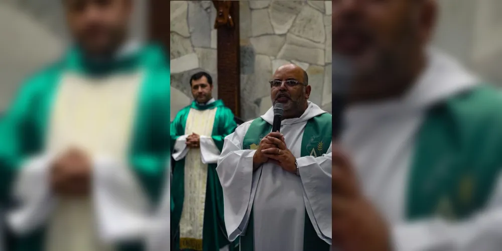 Padre José Nilson com padre Marcelo em uma das celebrações.