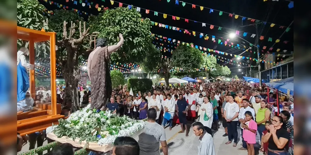 Um dos pontos principais da festa é a procissão com a imagem de São João Batista.