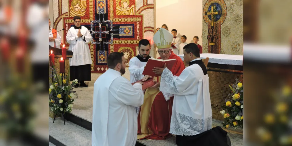 Missa reuniu padres, diáconos, familiares, amigos.