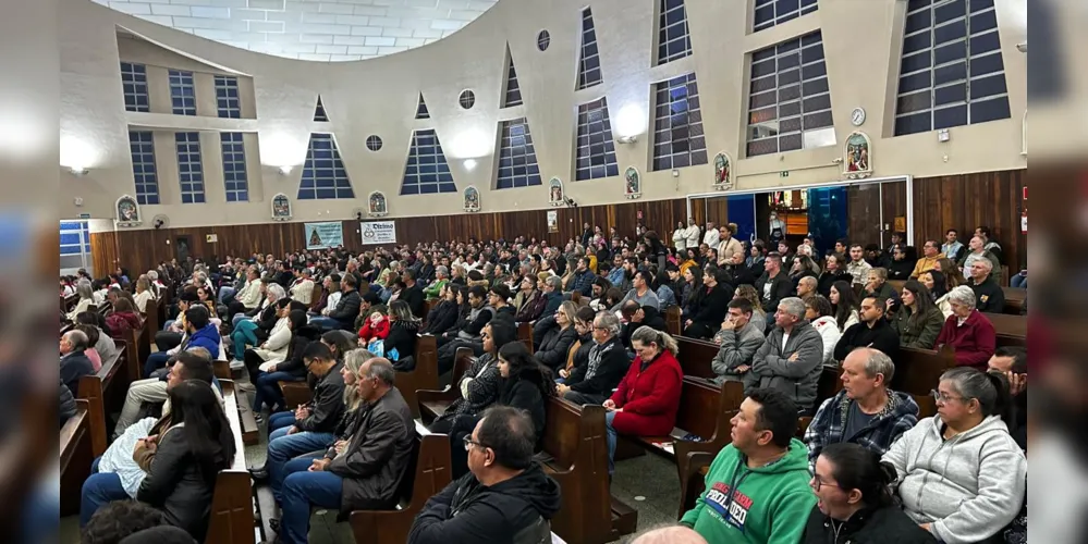 Igreja lotada para celebrar a volta.