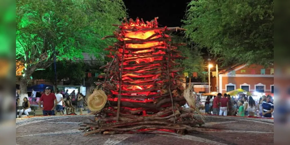 A fogueira é um elemento que remete à vida no campo.