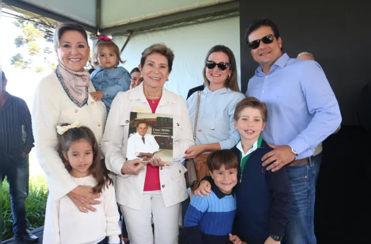 A cidade de Ponta Grossa foi agraciada com a inauguração da Unidade de Saúde Cesar Antônio Ribas Milléo, uma nova estrutura de saúde destinada a atender a comunidade do bairro Neves e das regiões adjacentes, como Jardins Panamá, Costa Rica, Londres e áreas vizinhas. Com um investimento significativo de quase R$ 3,1 milhões, esta unidade funcionará como um ‘superposto’ de saúde, oferecendo uma gama diversificada de serviços que vão além das capacidades das unidades convencionais, elevando a qualidade do atendimento prestado à população. Durante a solenidade de inauguração, os familiares do homenageado marcaram presença, prestigiando esse importante avanço para a saúde pública da nossa cidade. Nesta foto da esquerda para direita: Indianara Milléo com as netas Isis Milléo de Oliveira e no colo Martina Milléo, Prefeita Elizabeth Schmidt, Maytê Milléo Oliveira, Marcius Mattar Milléo com o sobrinho Cesar Neto Milléo Oliveira e o filho Matheus MIlléo.