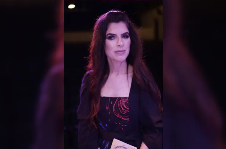 A escritora e gestora de qualidade Renata Regis Florisbelo celebra seu aniversário no próximo domingo (6) e será alvo de muitas homenagens. Referência no cenário literário dos Campos Gerais, Renata é admirada por sua sensibilidade, competência e dedicação à cultura. Da coluna RC, votos de um novo ciclo leve, feliz e repleto de realizações em todas as esferas da vida.