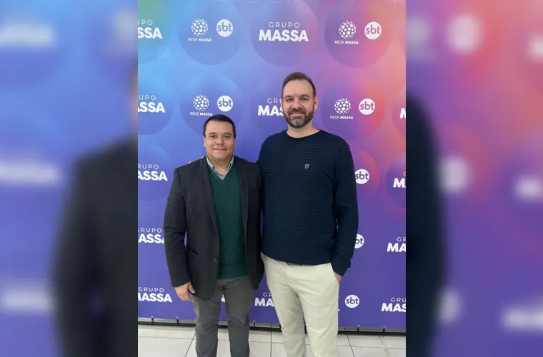 A afiliada da Rede Massa | SBT nos Campos Gerais e no Sudoeste, a TV Guará, tem a honra de anunciar seu novo diretor regional. Anderson Thomas Pauli, que já fazia parte do Grupo Massa como coordenador comercial em Foz do Iguaçu, foi o escolhido para liderar essa jornada. Além disso, Everton Costa retorna à casa, assumindo o cargo de gerente comercial, trazendo consigo uma vasta experiência e um compromisso renovado. Da coluna RC, desejamos sucesso aos novos integrantes da Rede Massa – TV Guará.