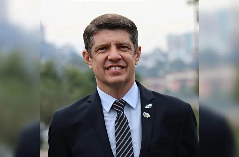 O vice-prefeito de nossa cidade, Saulo Vinicius Hladyszwski, celebrará seu aniversário neste sábado (1). Como líder comprometido com o desenvolvimento e bem-estar da nossa comunidade, Saulo tem se destacado por seu trabalho incansável e sua visão de futuro. Neste dia especial, da coluna RC, desejamos a ele muita felicidade, sucesso contínuo em sua carreira política e pessoal.