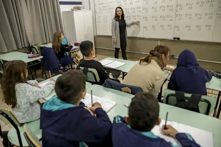 A professora Suelem Furlanetto dentro de sala de aula na Escola Municipal Rio Grande do Sul