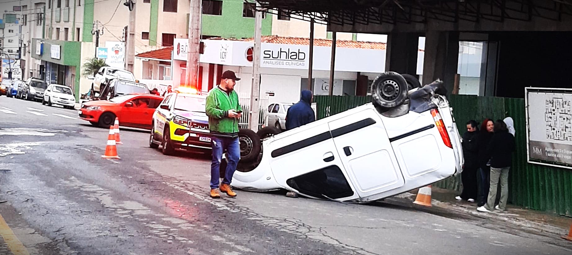 Um dos carros veio a capotar, após o acidente