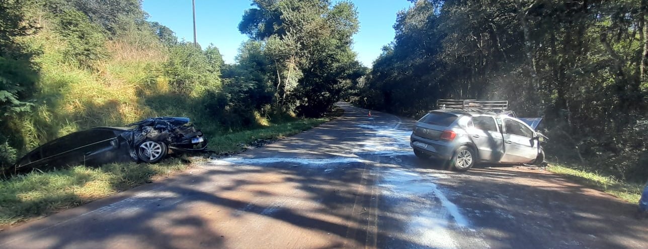 Um dos carros ficou na rodovia, após o acidente de trânsito