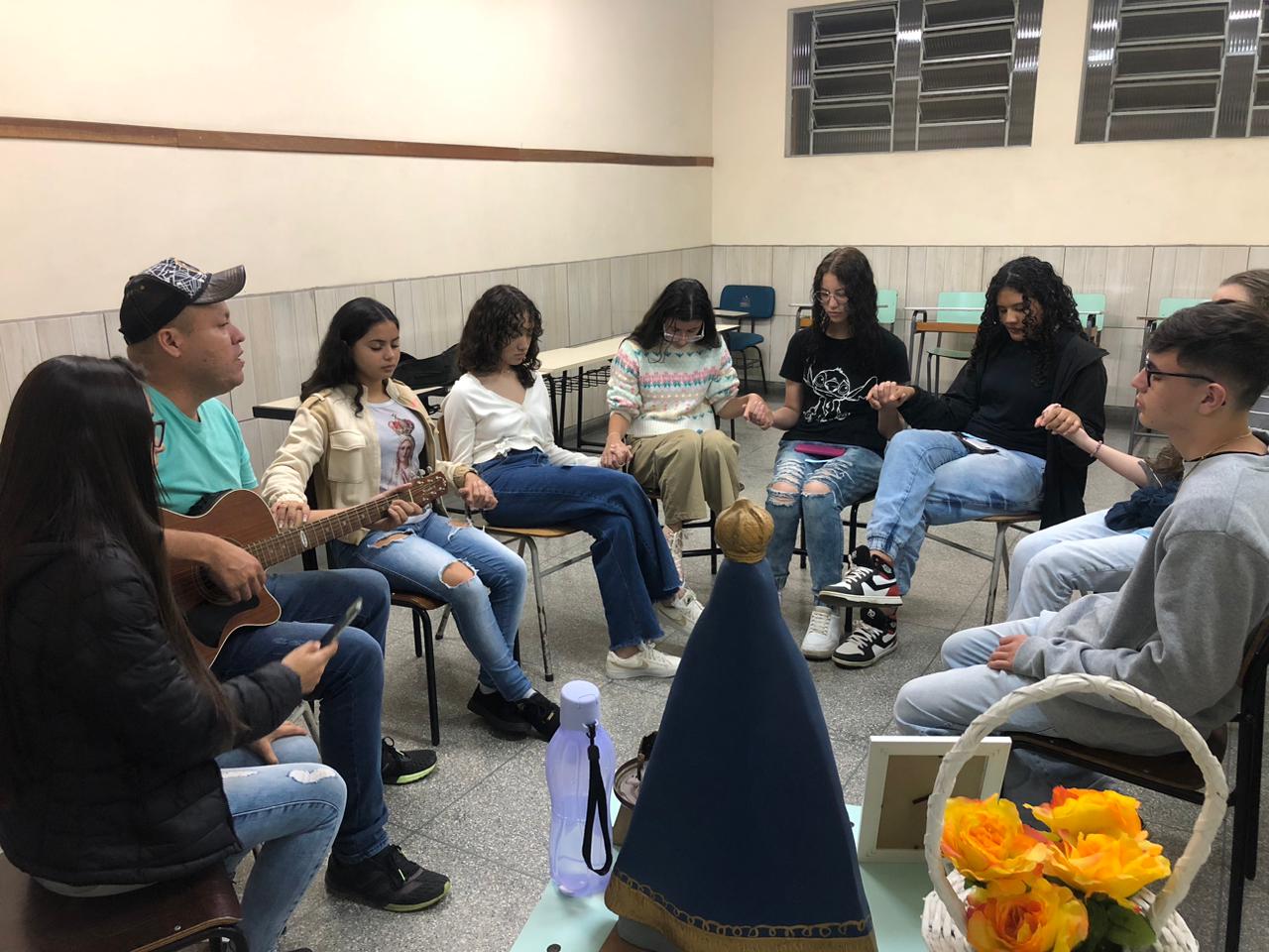 Na Paróquia Nossa Senhora do Perpétuo Socorro, o grupo de jovens também comemora.