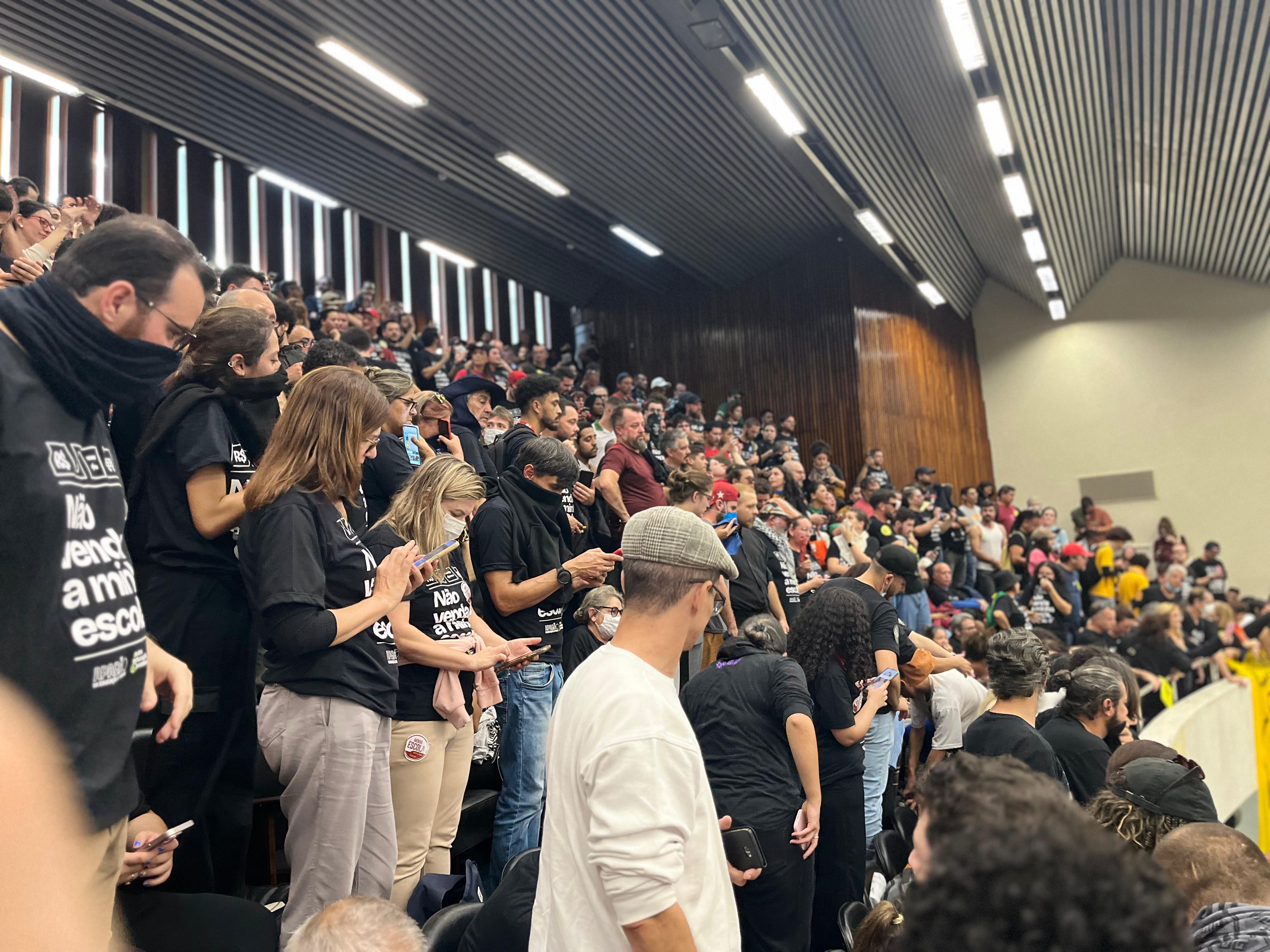 Professores, servidores e estudantes protestam na Alep