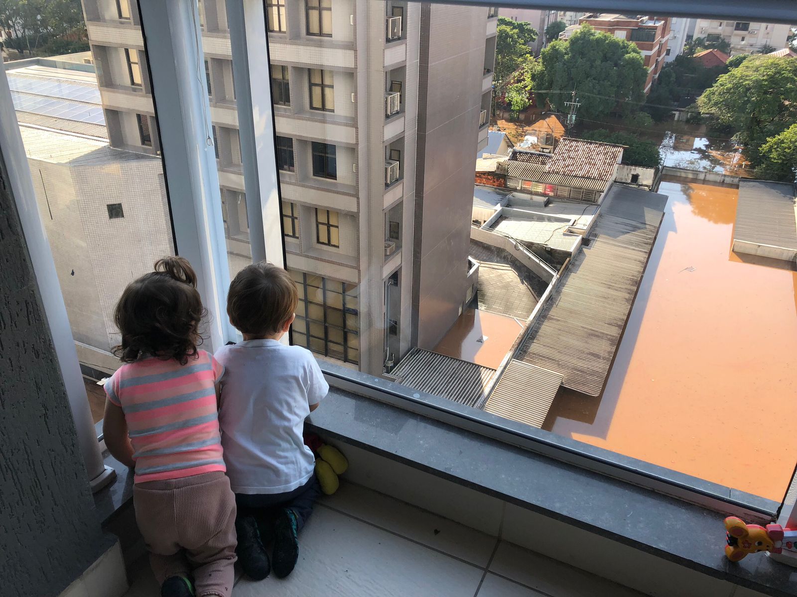 Casal acompanhava o avanço do Rio dos Sinos pela janela do apartamento