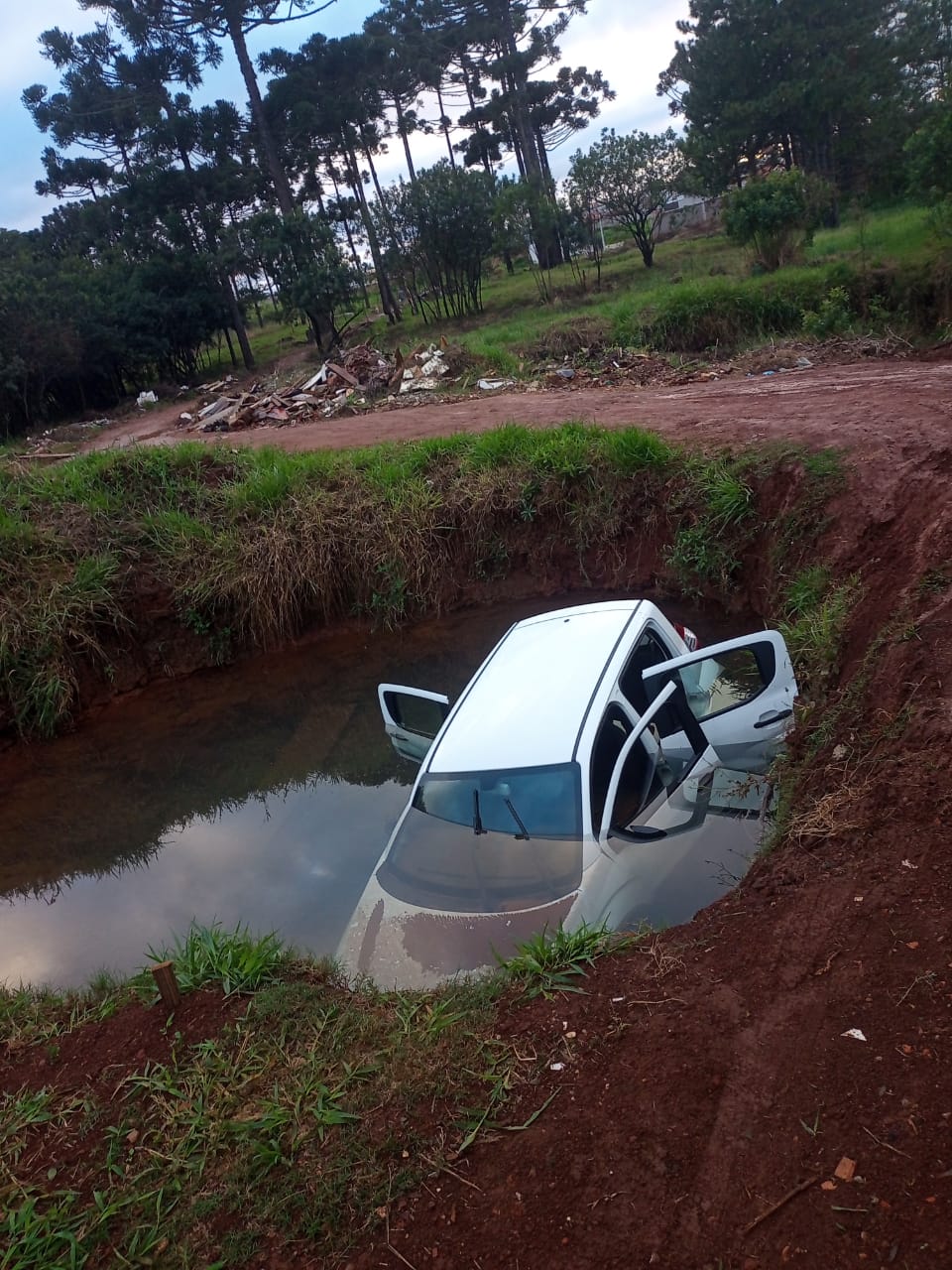 Imagem ilustrativa da imagem Carro é encontrado após ser abandonado em córrego de PG