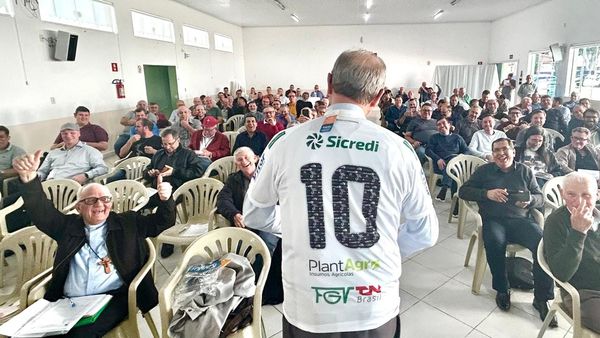 Nas redes sociais da Diocese, a assessoria publicou sobre o fato, “camisa de artilheiro”.