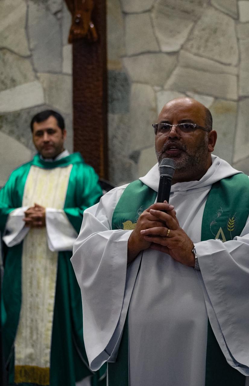 Padre José Nilson com padre Marcelo em uma das celebrações.