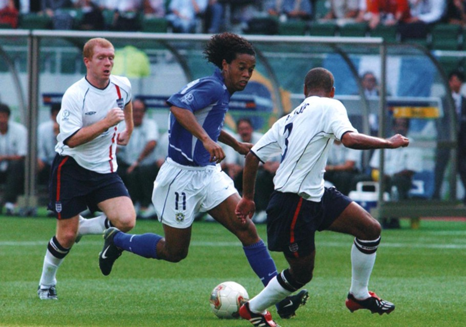 Com direito a gol icônico, Ronaldinho Gaúcho foi o melhor jogador no confronto perante a Inglaterra