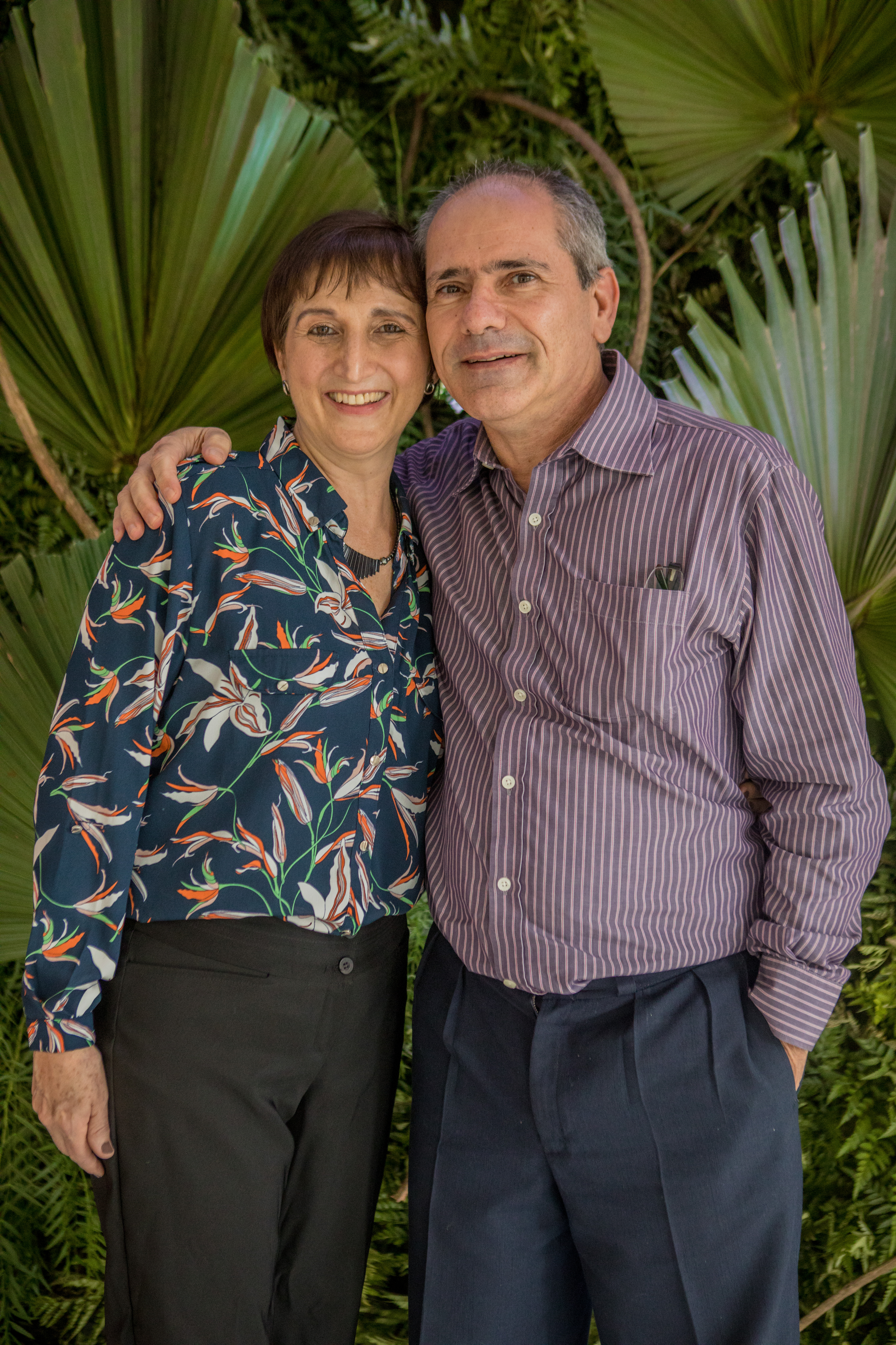 Iglaci Cury será amplamente celebrada na próxima sexta-feira (31), quando comemora mais um ano de vida. Iglaci, conhecida por sua força e generosidade, estará rodeada de familiares e amigos que a admiram. Na foto, ela aparece ao lado de seu esposo, Ubiratan Cury, com quem compartilha uma trajetória de amor e cumplicidade. A coluna RC deseja a Iglaci um aniversário cheio de alegria, saúde e muitas realizações.