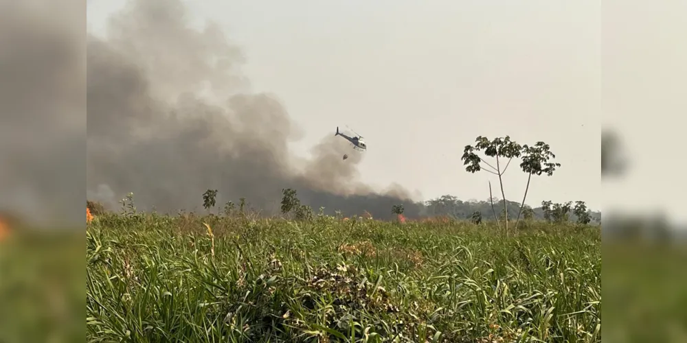 Helicóptero do IAT está ajudando a controlar focos de incêndio em diferentes pontos do Estado