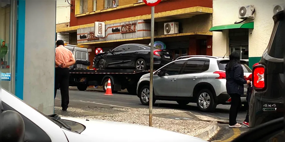 Caminhão guincho foi acionado para retirar os veículos do local