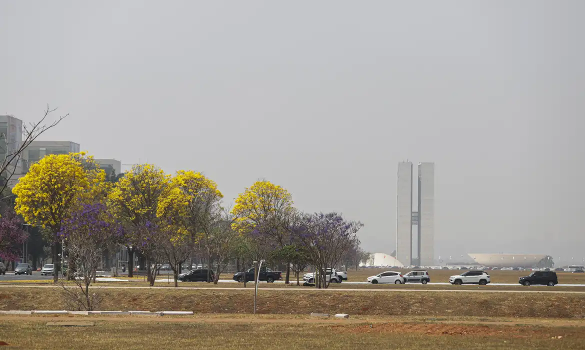 Fumaça de queimadas reduz visibilidade na Esplanada dos Ministérios, em Brasília.