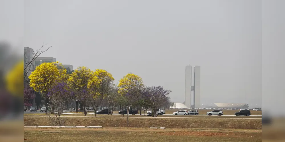 Fumaça de queimadas reduz visibilidade na Esplanada dos Ministérios, em Brasília.