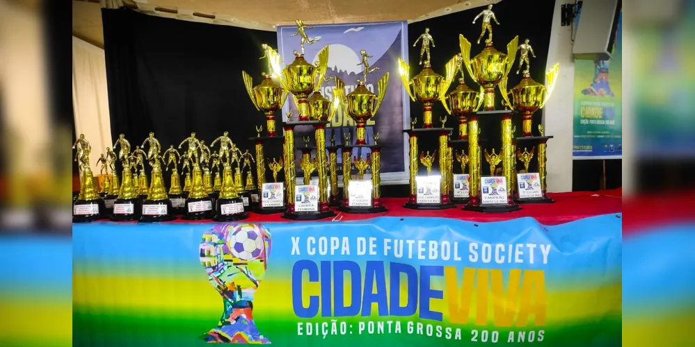 Troféus e medalhas que foram entregues na cerimônia de encerramento