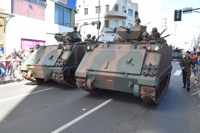 A Prefeitura de Ponta Grossa atribuiu ao desfile cívico-militar o tema “90 anos da 5ª Brigada de Cavalaria Blindada”.