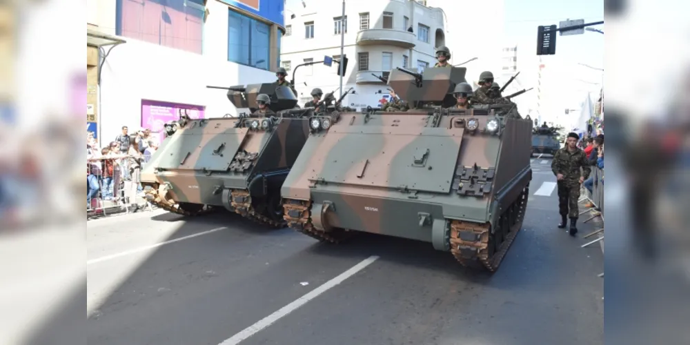 A Prefeitura de Ponta Grossa atribuiu ao desfile cívico-militar o tema “90 anos da 5ª Brigada de Cavalaria Blindada”.