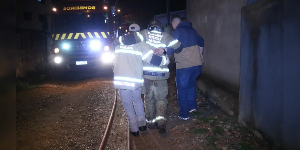 Bombeiro sofre lesão nas costas em meio a ocorrência