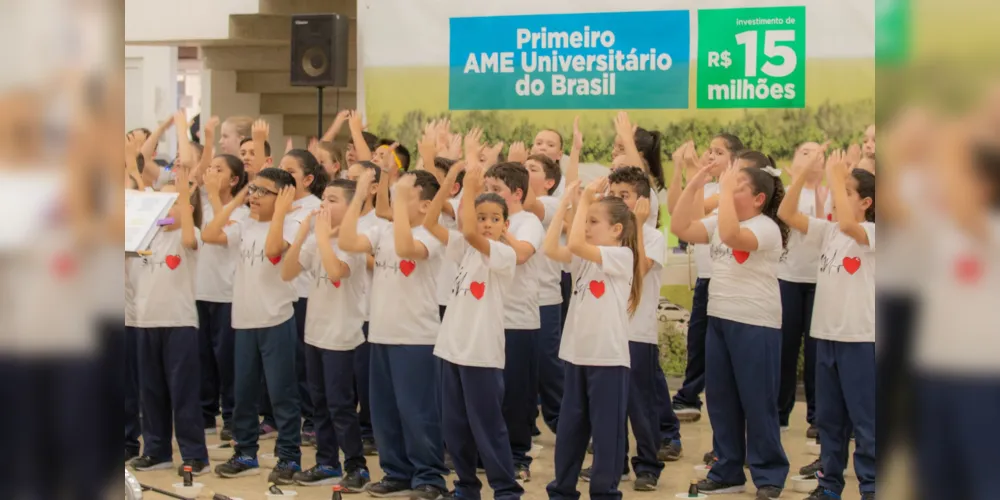 O coral 'Som do Coração' é da Escola Municipal Pref. Cel. Cláudio Gonçalves Guimarães.