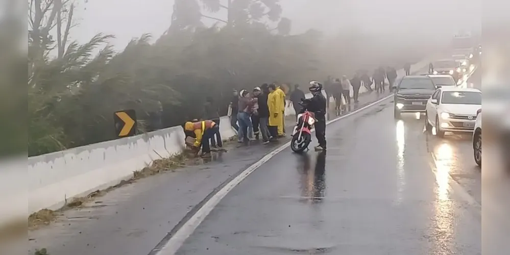 Policiais registram momento em que suspeitos saquearam carga