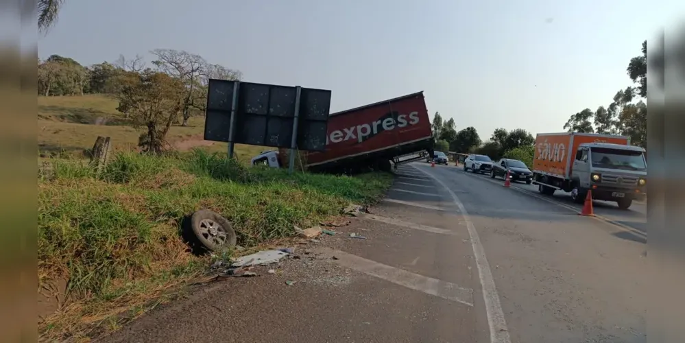 Caminhão envolvido no acidente chegou a sair da pista