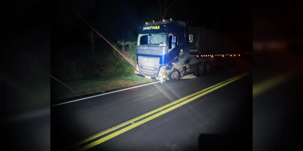 Caminhão e carro se envolvem em acidente em Cândido de Abreu