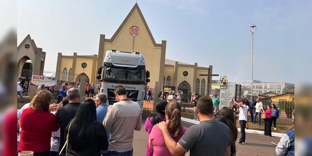 Pelo menos quatro mil carros passaram pela festa