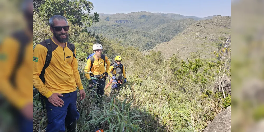 Com apoio de voluntários e helicóptero, IAT retira 58 hectares de pinus do Guartelá.