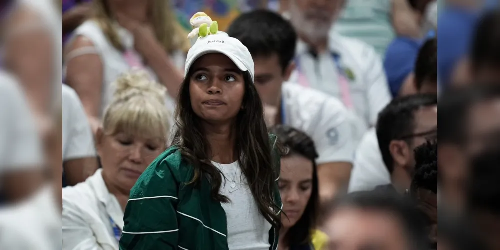 Medalhista de prata em Tóquio 2020 e de bronze em Paris 2024, Rayssa Leal esteve na arquibancada para apoiar o vôlei do Brasil