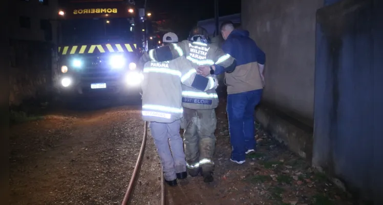 Casa é destruída por incêndio e bombeiro sofre lesão durante trabalho para apagar o fogo, em Ponta Grossa |