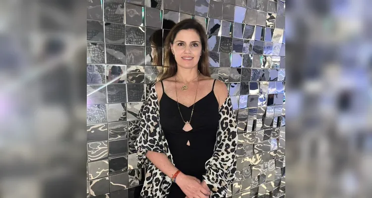 NOVO CICLO -  A farmacêutica Cristiane Glapinski de Moraes celebrou seu aniversário na última terça-feira (28), recebendo cumprimentos e homenagens de todos que a admiram. Da coluna RC, desejamos que esta nova fase seja repleta de prosperidade, alegria e momentos especiais.