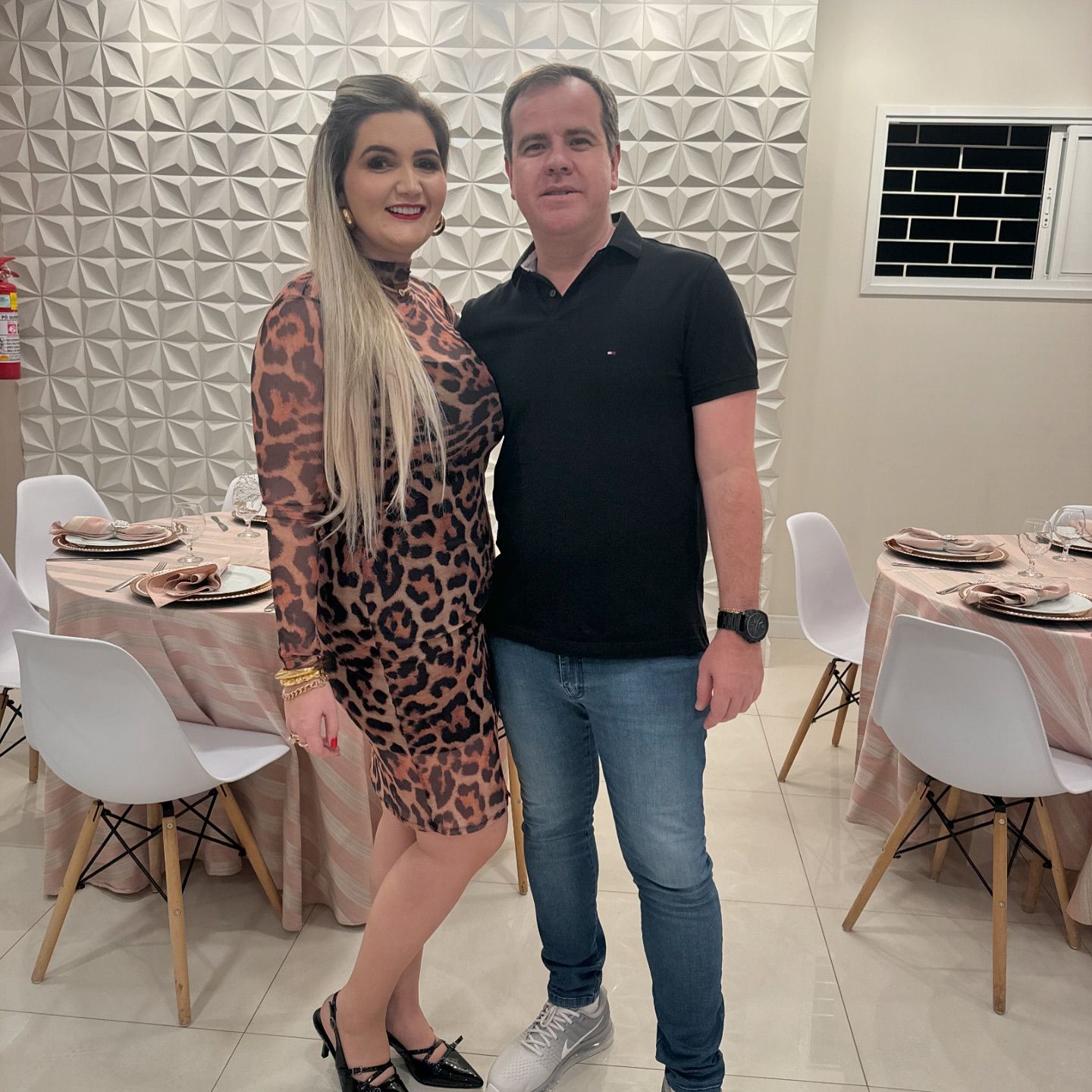 No último domingo (15), a empresária Karina Kisxiner celebrou seu aniversário com muito carinho e afeto, recebendo inúmeras homenagens e felicitações. No registro, ela aparece ao lado de seu noivo, Rafael Gil Nogueira Gimenes, com quem compartilha uma bela história de amor. Da Coluna RC, desejamos a ela um novo ano de vida repleto de conquistas, alegrias e realizações, e que seu caminho ao lado de Rafael seja iluminado por amor, cumplicidade e muitos momentos felizes.