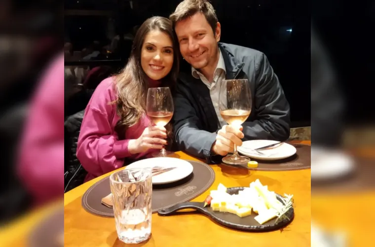 Hoje, Ketlyn Correa dos Santos comemora mais um ano de vida, e é com grande alegria que a celebramos. A foto captura Ketlyn ao lado de seu esposo, João Vitor Ribatski, em um momento de felicidade e celebração. Da coluna RC, desejamos a Ketlyn um aniversário repleto de realizações, alegrias e momentos inesquecíveis.