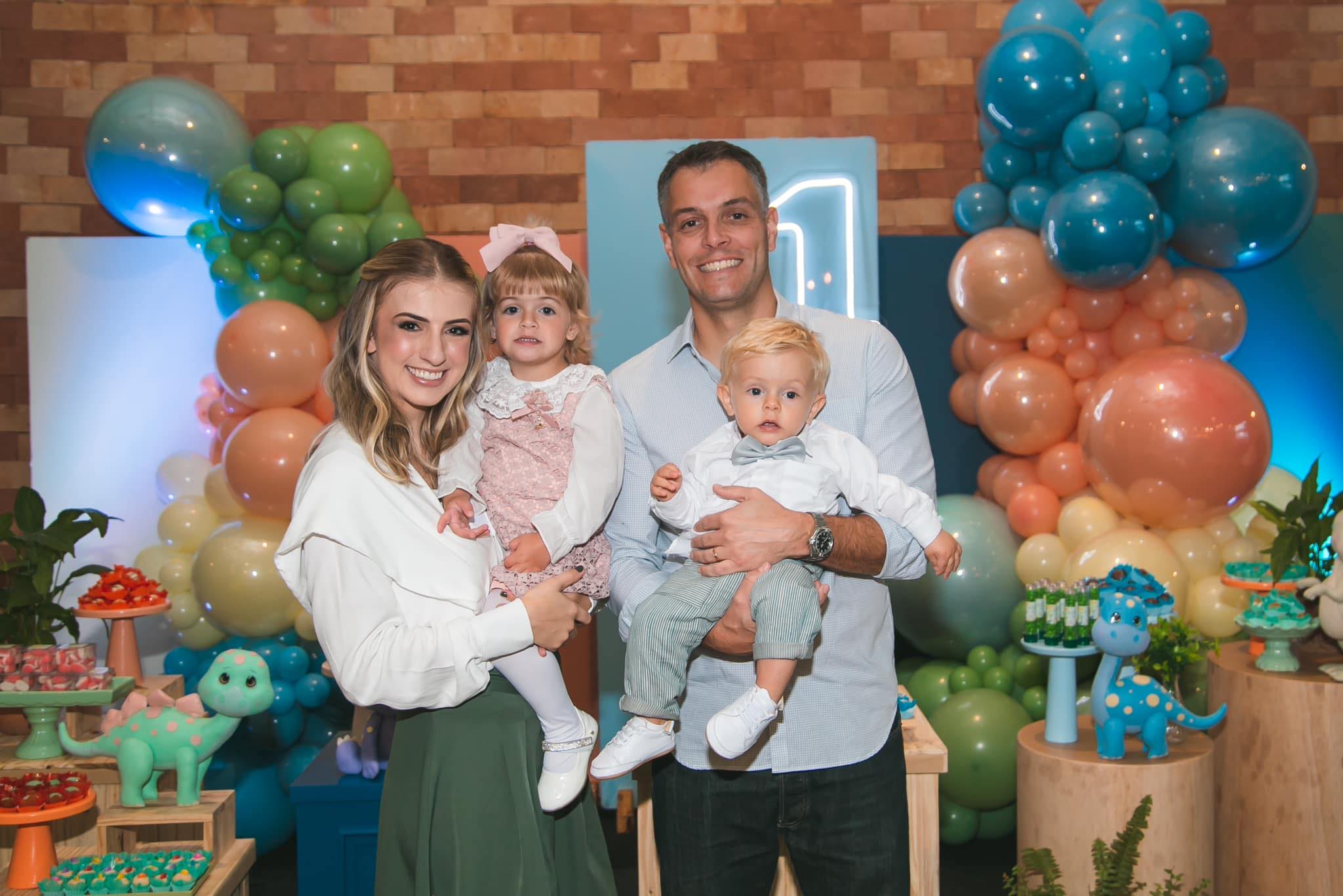 Na próxima terça-feira (30), a empresária Amanda Aleixo B. Rosas celebrará seu aniversário rodeada por sua linda família. No registro, Amanda está acompanhada de seu marido, Tiago Moro Batista Rosas, e de seus filhos, Serena e Augusto Aleixo Batista Rosas, formando um quadro de amor e união. Da coluna RC, desejamos muitas alegrias, sucesso e que esta nova etapa seja repleta de momentos felizes. Parabéns, Amanda!