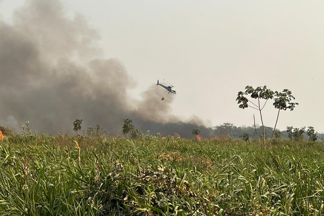 Helicóptero do IAT está ajudando a controlar focos de incêndio em diferentes pontos do Estado