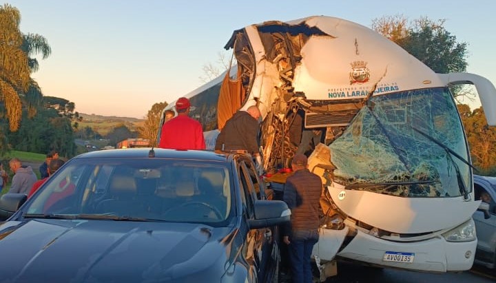 Ônibus envolvido no acidente.