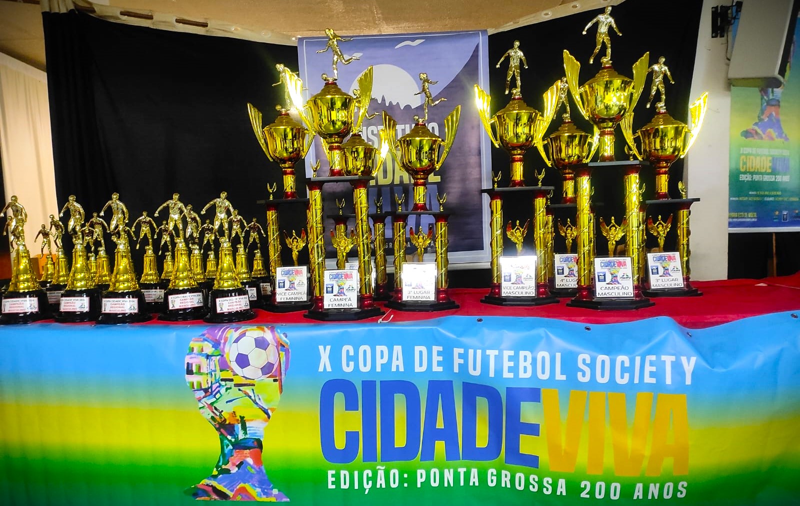 Troféus e medalhas que foram entregues na cerimônia de encerramento