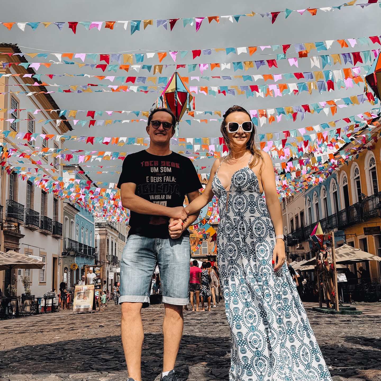 O respeitado empresário Fabio Aurélio Nabozni celebrará mais um ano de vida no próximo domingo (25), cercado pelo carinho daqueles que reconhecem sua trajetória de sucesso e dedicação. Ao lado de sua esposa, Maria Priscila Nabozni, Fabio reflete a união entre a vida pessoal e profissional que tanto inspira a todos ao seu redor. Da Coluna RC, os votos de que este novo ciclo seja repleto de conquistas e felicidades.