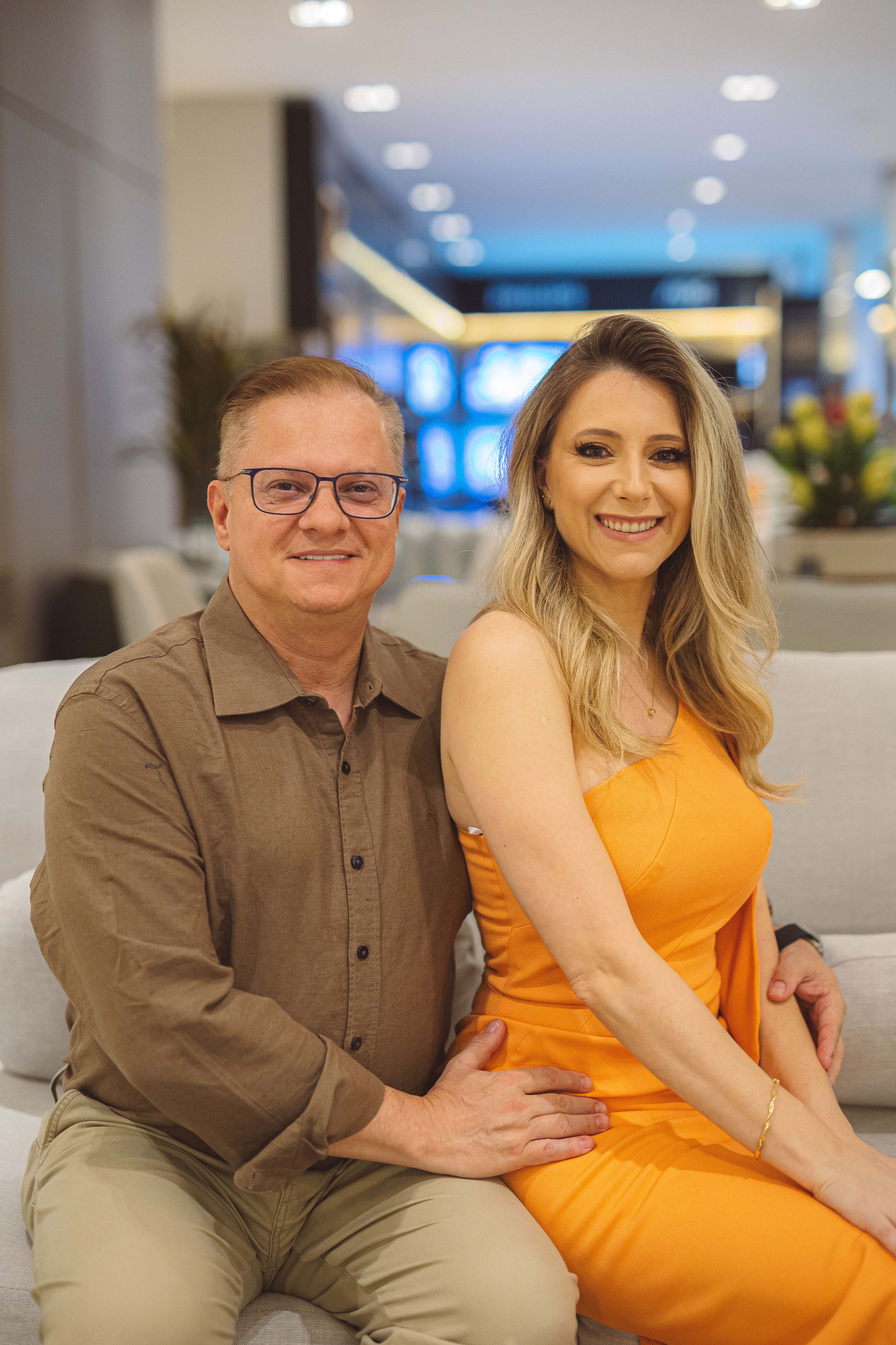 O respeitado oftalmologista Gianmarco Penteado celebra, neste dia 20, mais um ano de vida, recebendo com alegria os cumprimentos e bons desejos. Ao lado de sua esposa, Monia Graziela Barreta Penteado, Gianmarco brinda à vida e às conquistas que ela traz. Da coluna RC, enviamos nossos votos de felicidade, realizações e que a jornada continue a ser iluminada por sucesso e saúde.