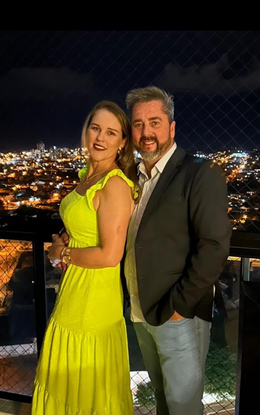 A empresária e agropecuarista Maria Kalugim celebrará a chegada de um novo ano de vida nesta sexta-feira (25). Maria, ao lado de seu marido Marcio Moreira, é uma figura respeitada no meio empresarial e agropecuário. Da coluna RC, enviamos nossos mais sinceros votos de muitas felicidades e realizações. Que este novo ciclo seja repleto de prosperidade, saúde e momentos memoráveis.