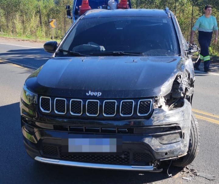 Jeep Compass envolvido no acidente; motorista fugiu