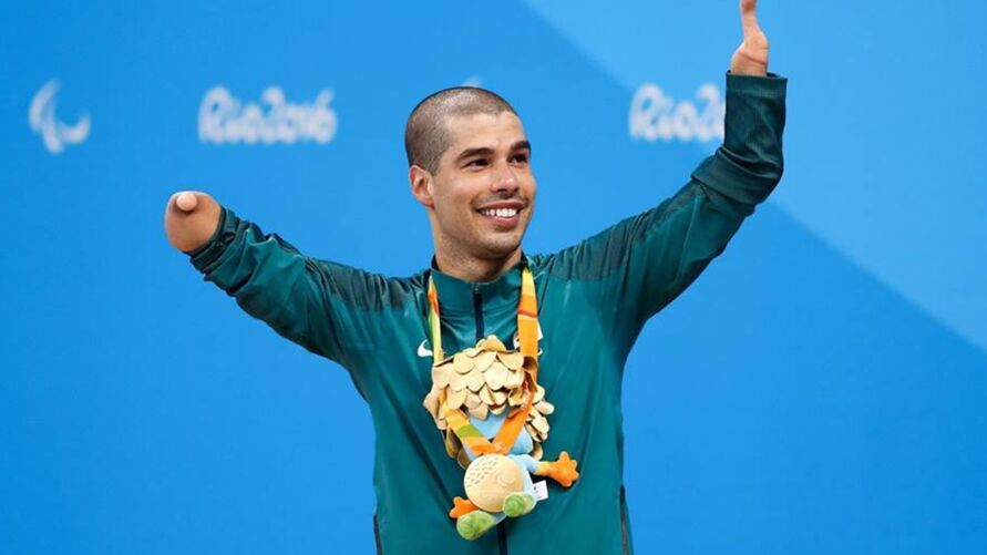 O campeão paralímpico também participa de uma aula do projeto na piscina da Arena junto aos alunos.